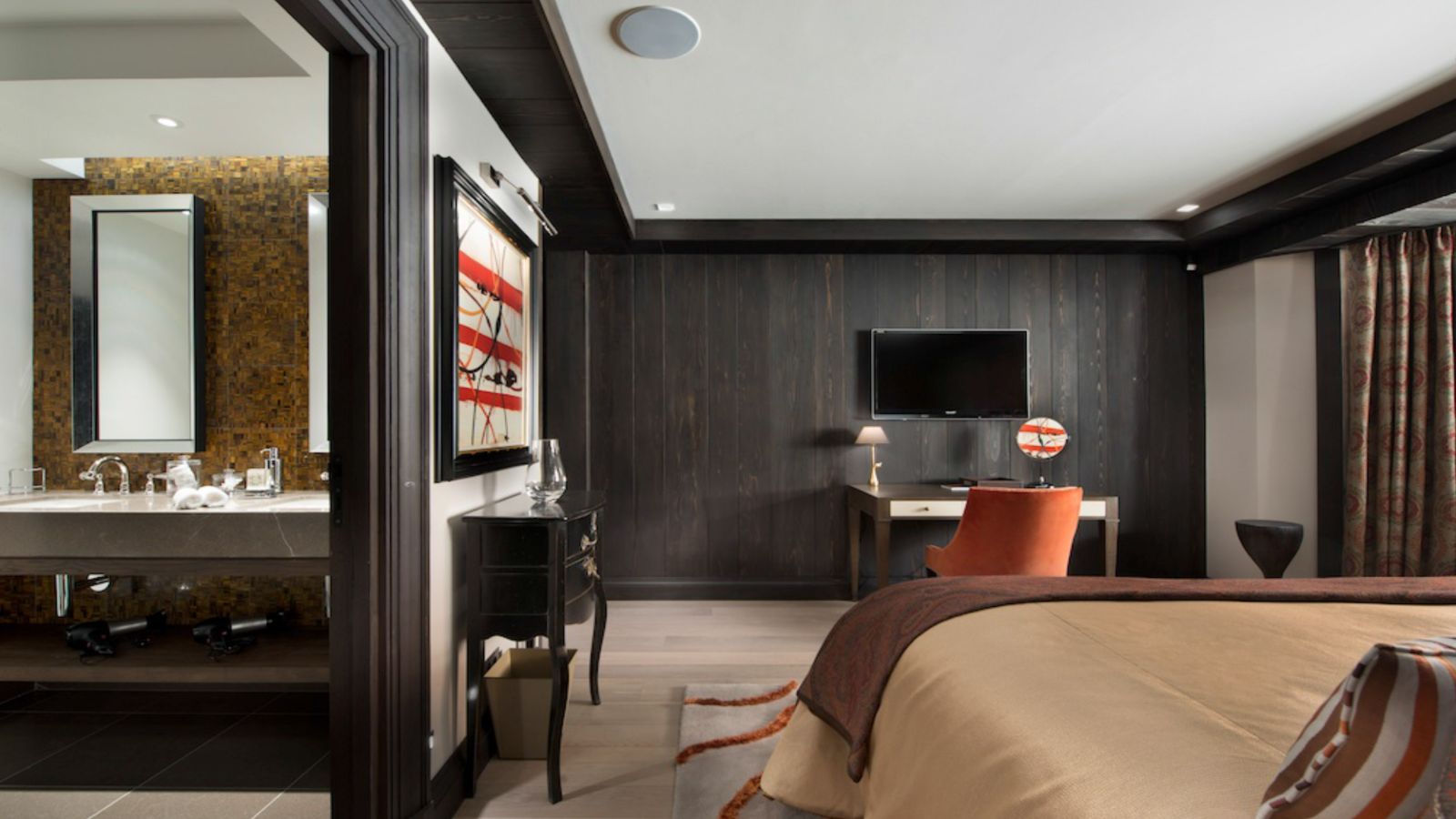 luxury-ski-chalets-courchevel-1850-coquelicot-oxford-ski-bedroom-2 (1).jpg