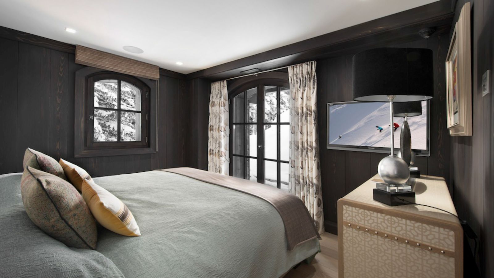 luxury-ski-chalets-courchevel-1850-coquelicot-oxford-ski-bedroom-5.jpg