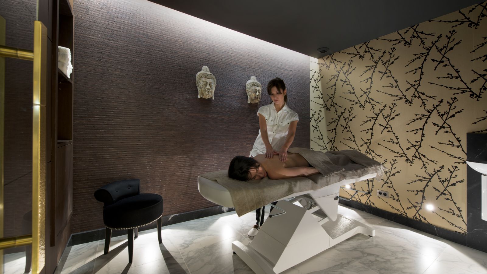 luxury-ski-chalets-courchevel-1850-coquelicot-oxford-ski-massage.jpg