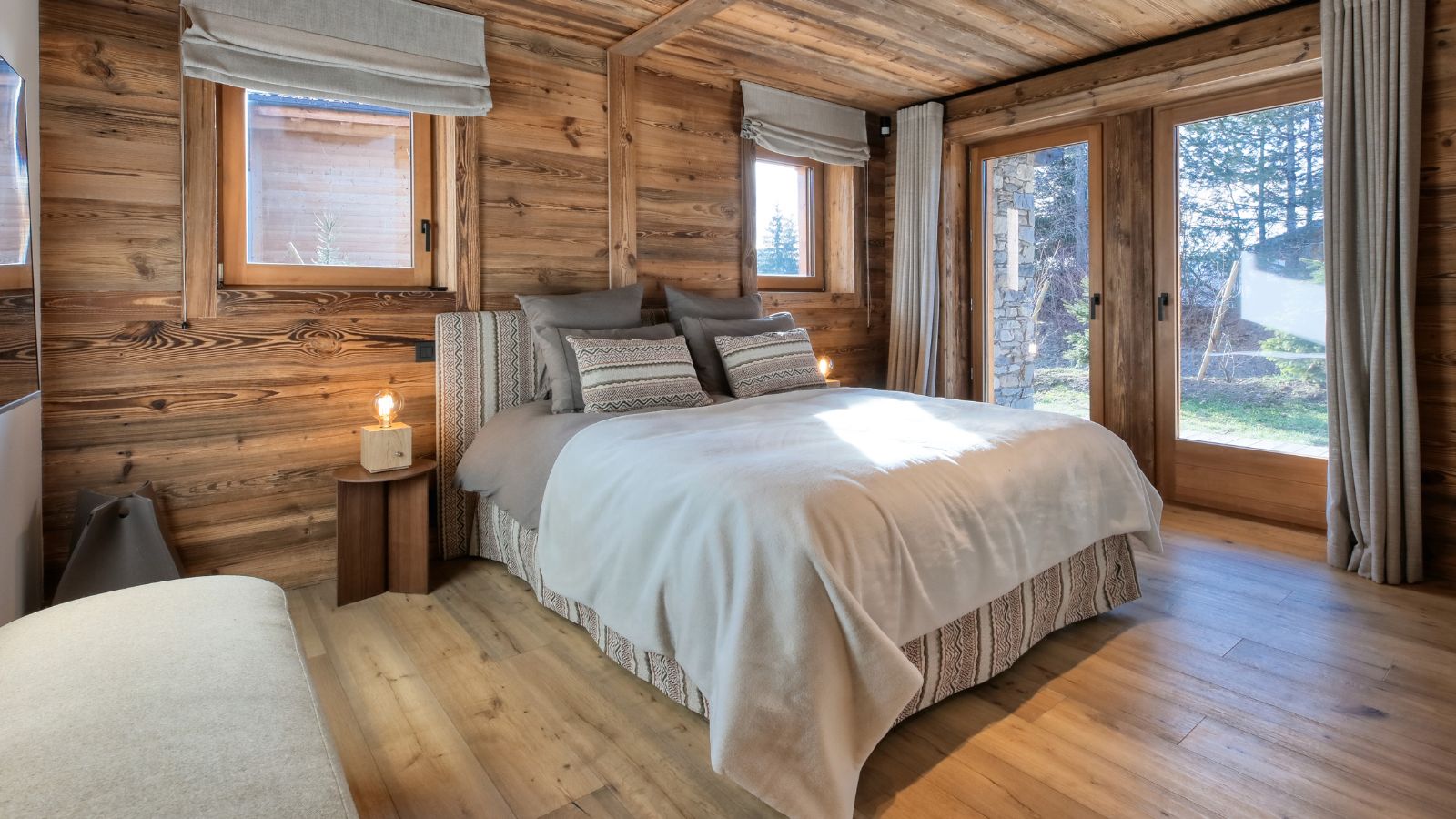 Luxury- ski- chalet- Meribel-Chalet Pistes d'Arbois-Bedroom 1- Oxford Ski.jpg