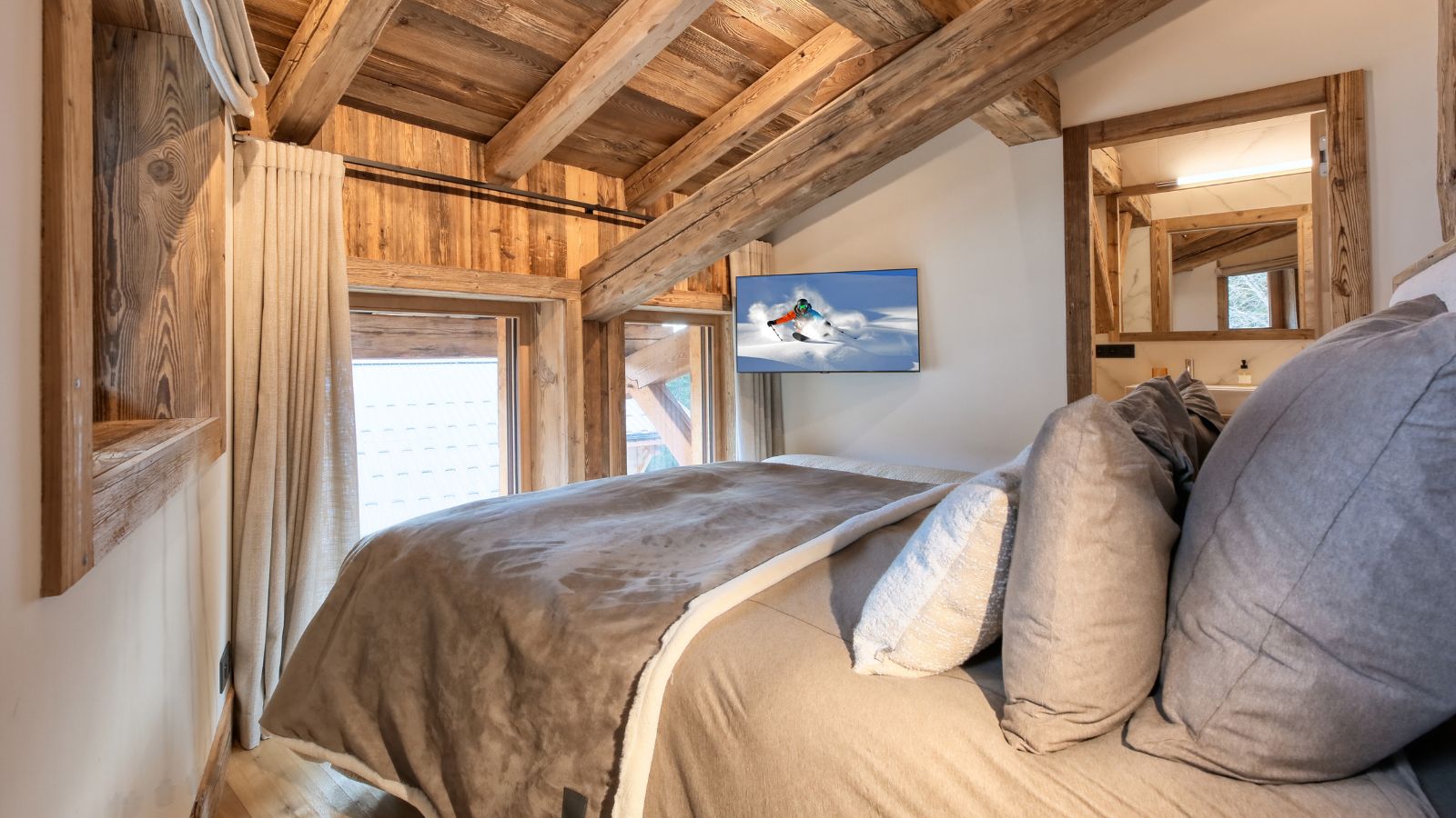 Luxury- ski- chalet- Meribel-Chalet Pistes d'Arbois-Bedroom 3- Oxford Ski.jpg