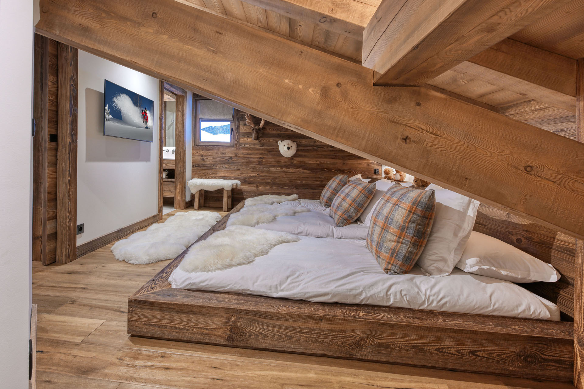 Luxury-ski-chalet-Megeve-Chalet Cascade- Bedroom 6-Oxford-Ski.jpg
