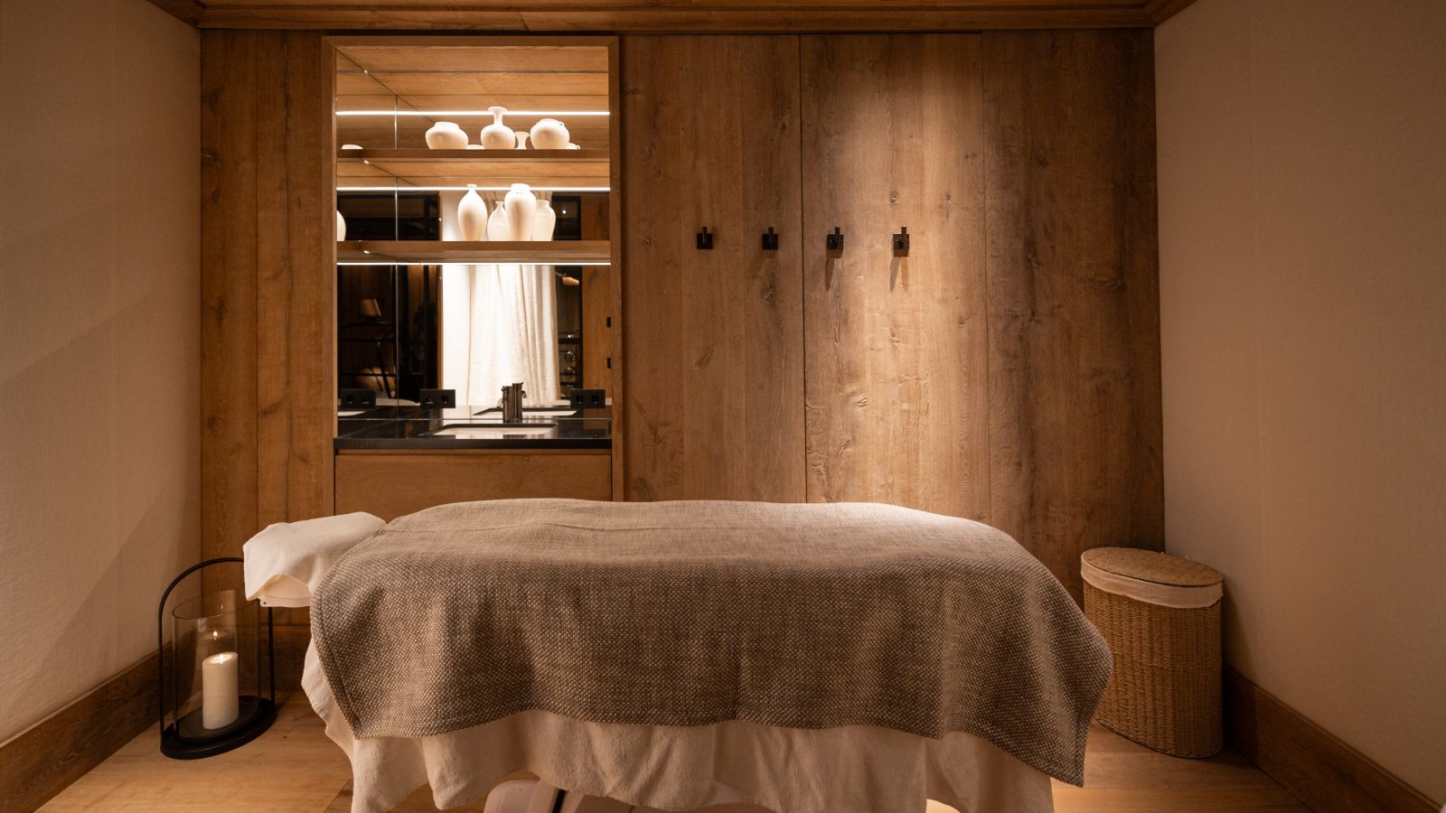 Luxury-Ski-Chalet-Lech-The-Barn-Oxford-Ski-Massage-Room.jpg