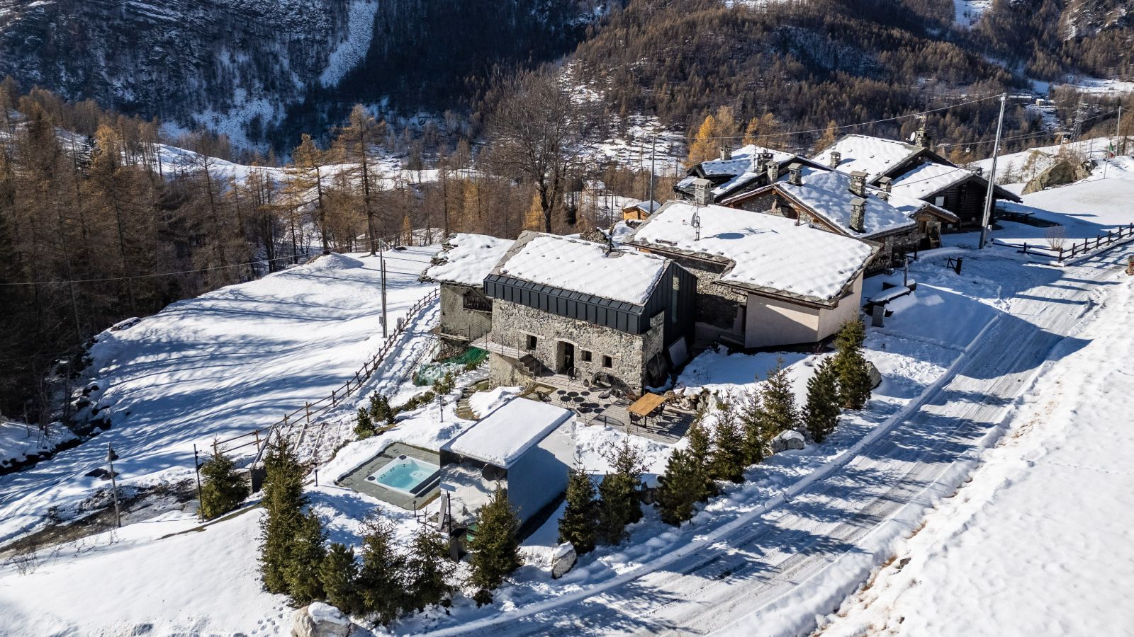 luxury-ski-chalets-cervinia-heritage-carrel-oxford-ski-exterior (1).jpg