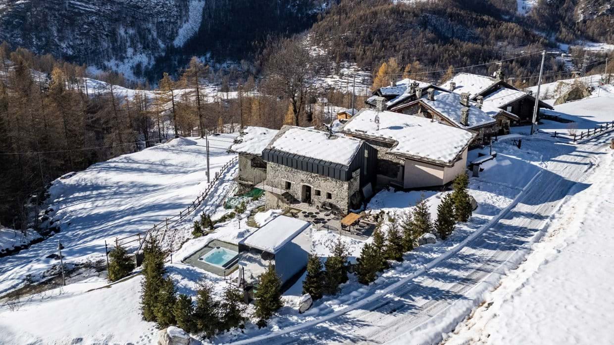 luxury-ski-chalets-cervinia-heritage-carrel-oxford-ski-exterior (1).jpg