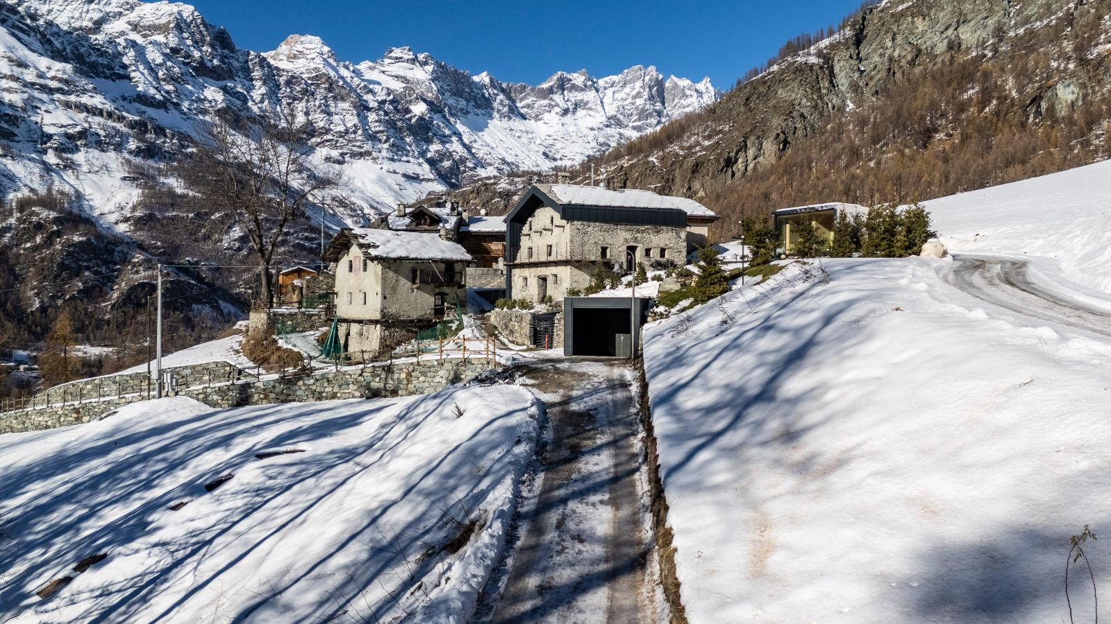 luxury-ski-chalets-cervinia-heritage-carrel-oxford-ski-exterior (2).jpg