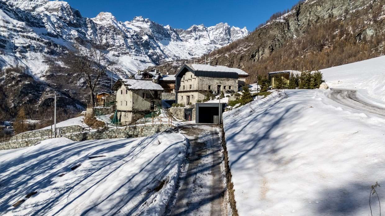 luxury-ski-chalets-cervinia-heritage-carrel-oxford-ski-exterior (2).jpg