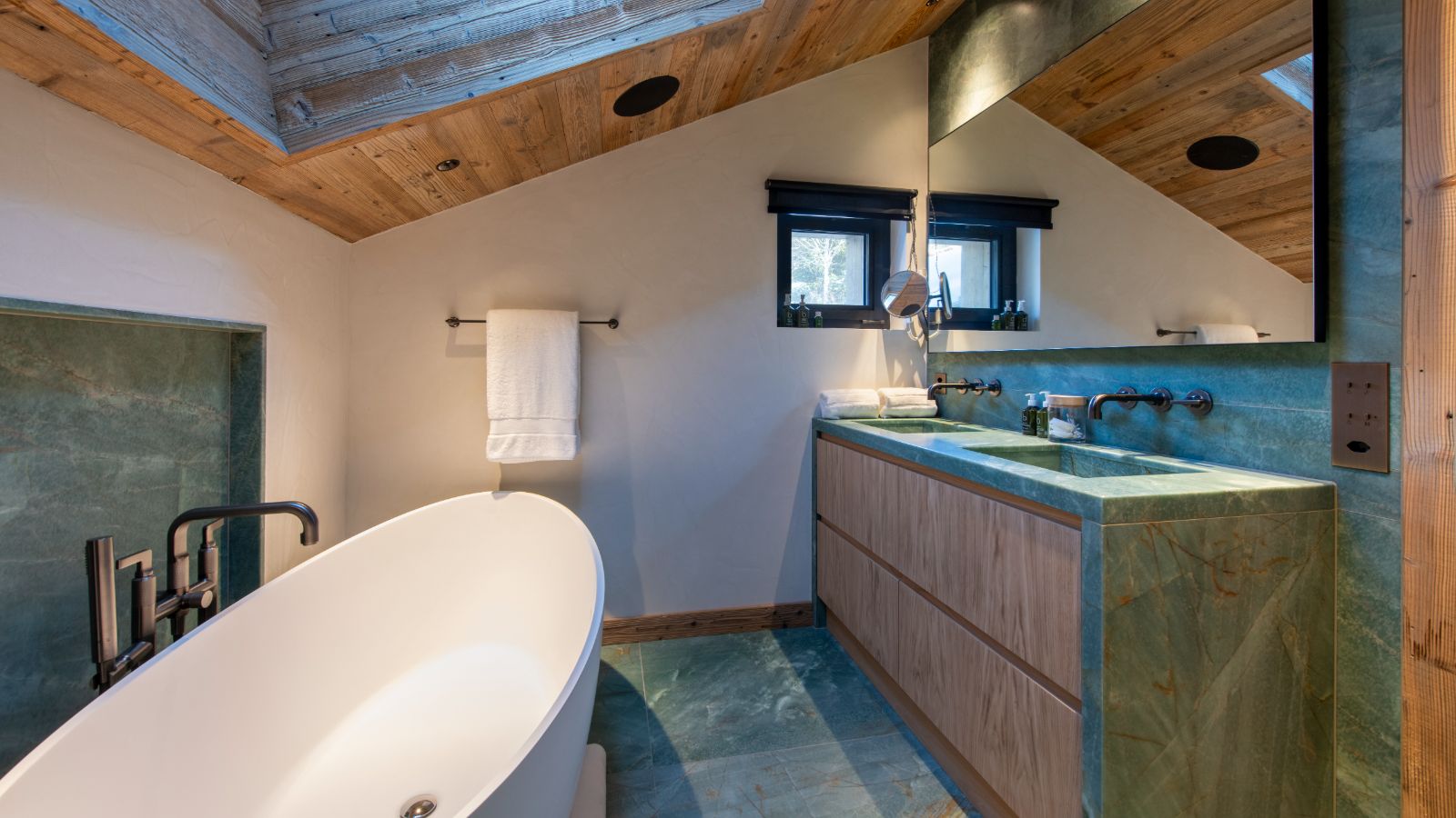 Luxury-Ski-Chalet-Verbier-Chalet-Kitsilano-Oxford-Ski-Bathroom3.jpg