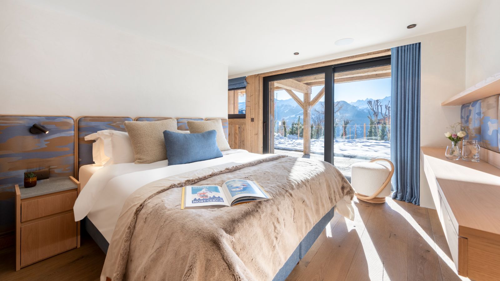 Luxury-Ski-Chalet-Verbier-Chalet-Kitsilano-Oxford-Ski-Bedroom4.jpg
