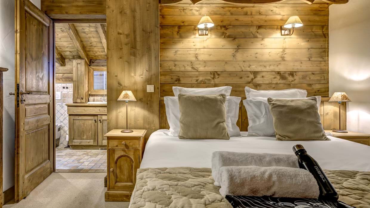 luxury-ski-chalet-meribel-chalet-amarena-oxford-ski-bedroom-cream (1).jpg