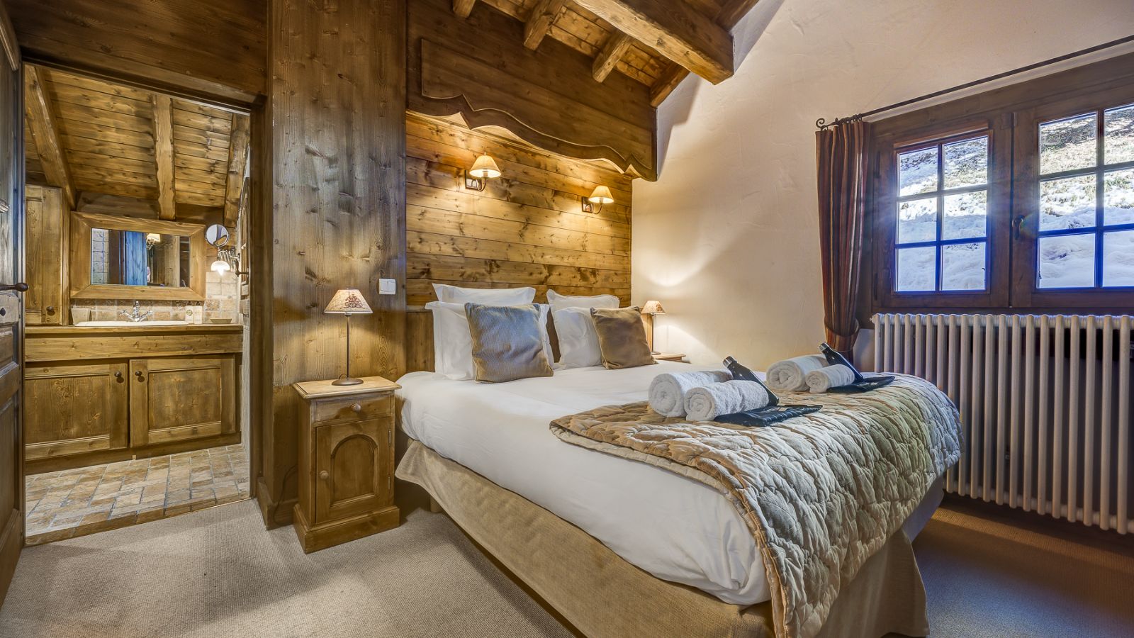 luxury-ski-chalet-meribel-chalet-amarena-oxford-ski-bedroom-cream (2).jpg