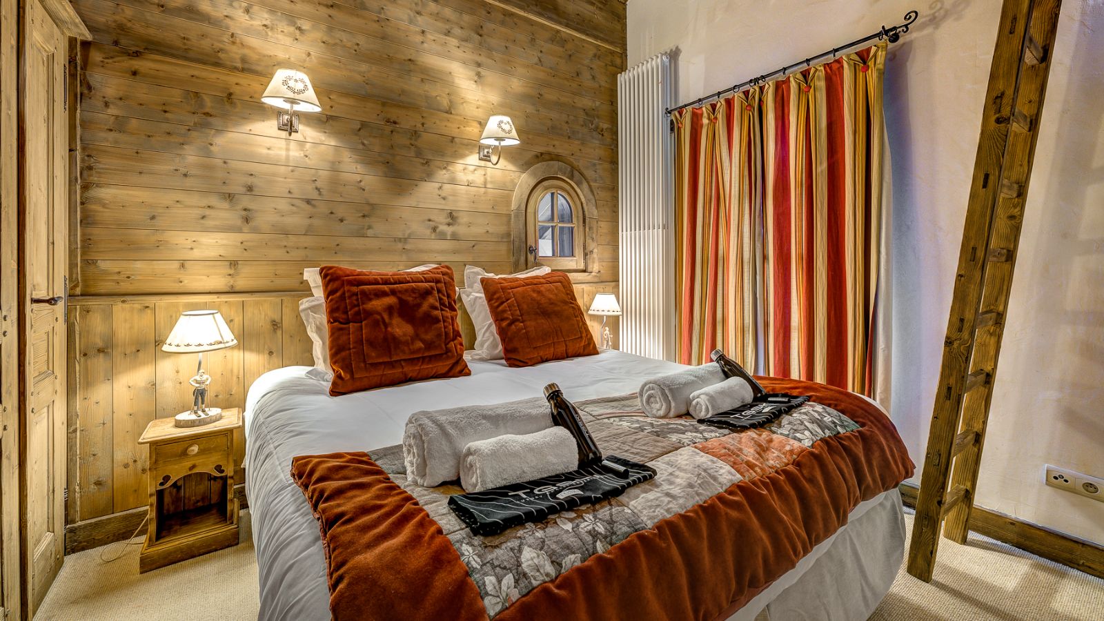 luxury-ski-chalet-meribel-chalet-amarena-oxford-ski-bedroom-red (2).jpg