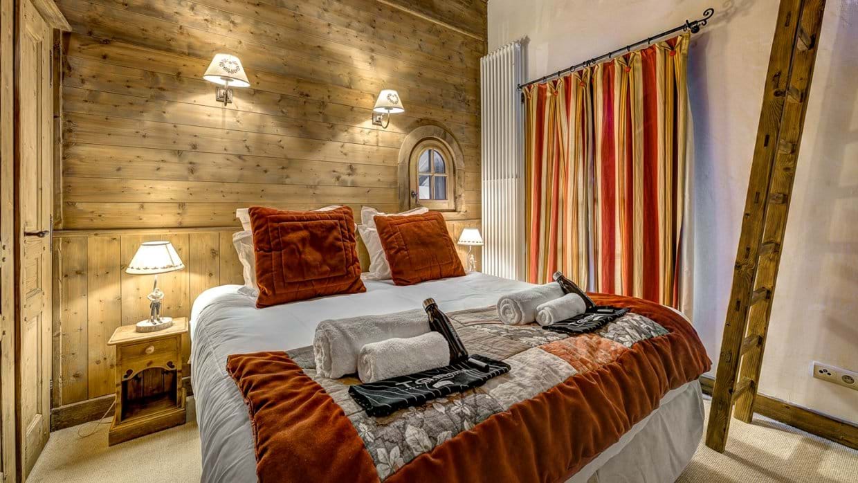 luxury-ski-chalet-meribel-chalet-amarena-oxford-ski-bedroom-red (2).jpg