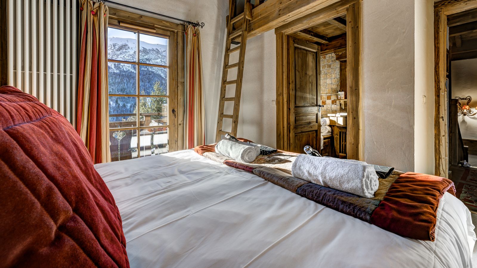 luxury-ski-chalet-meribel-chalet-amarena-oxford-ski-bedroom-red (3).jpg
