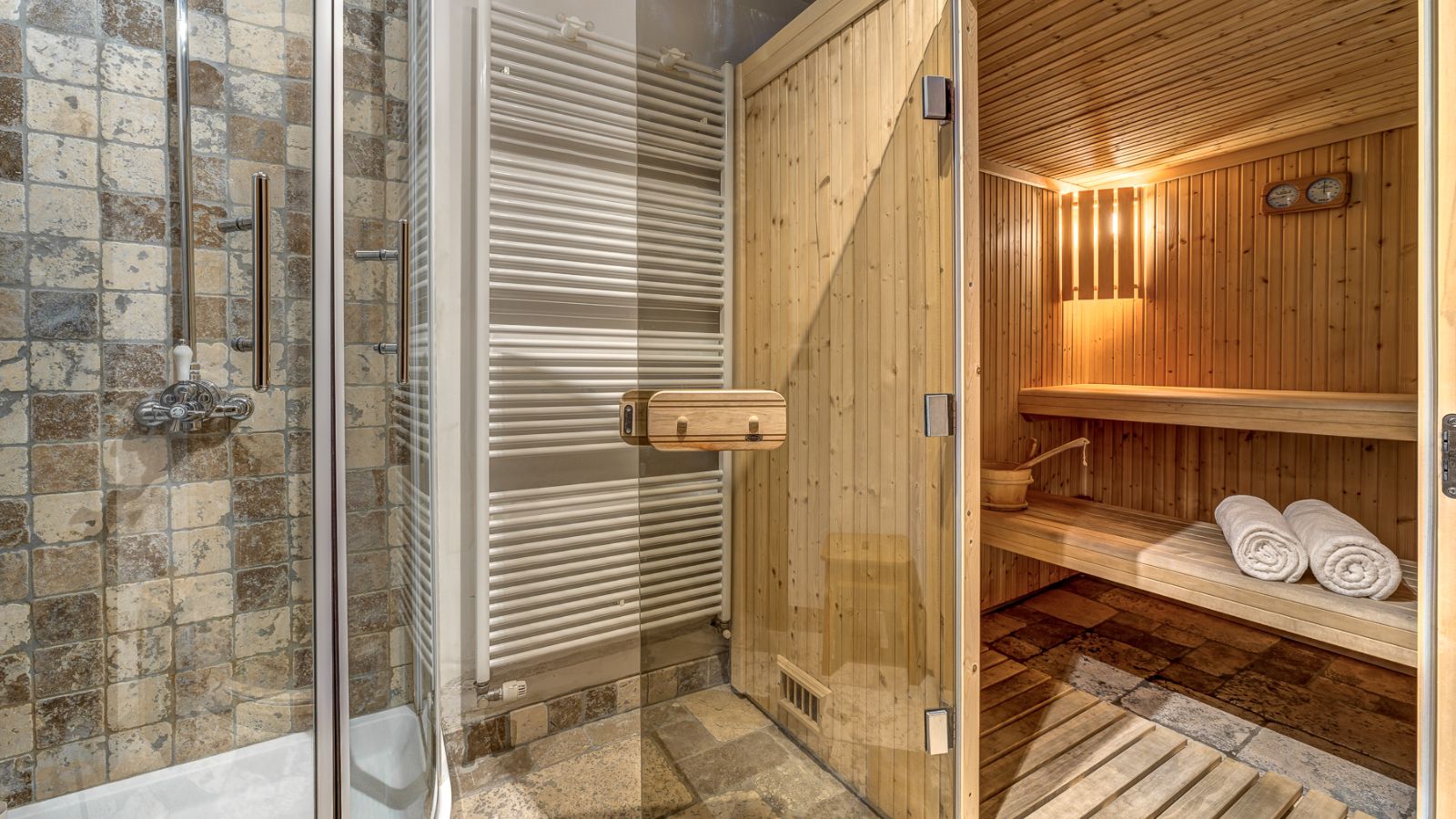 luxury-ski-chalet-meribel-chalet-amarena-oxford-ski-sauna (1).jpg