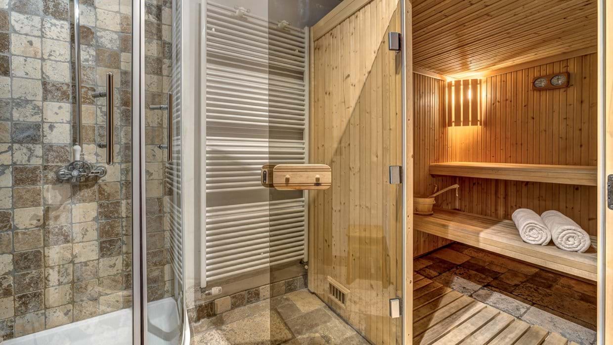 luxury-ski-chalet-meribel-chalet-amarena-oxford-ski-sauna (1).jpg