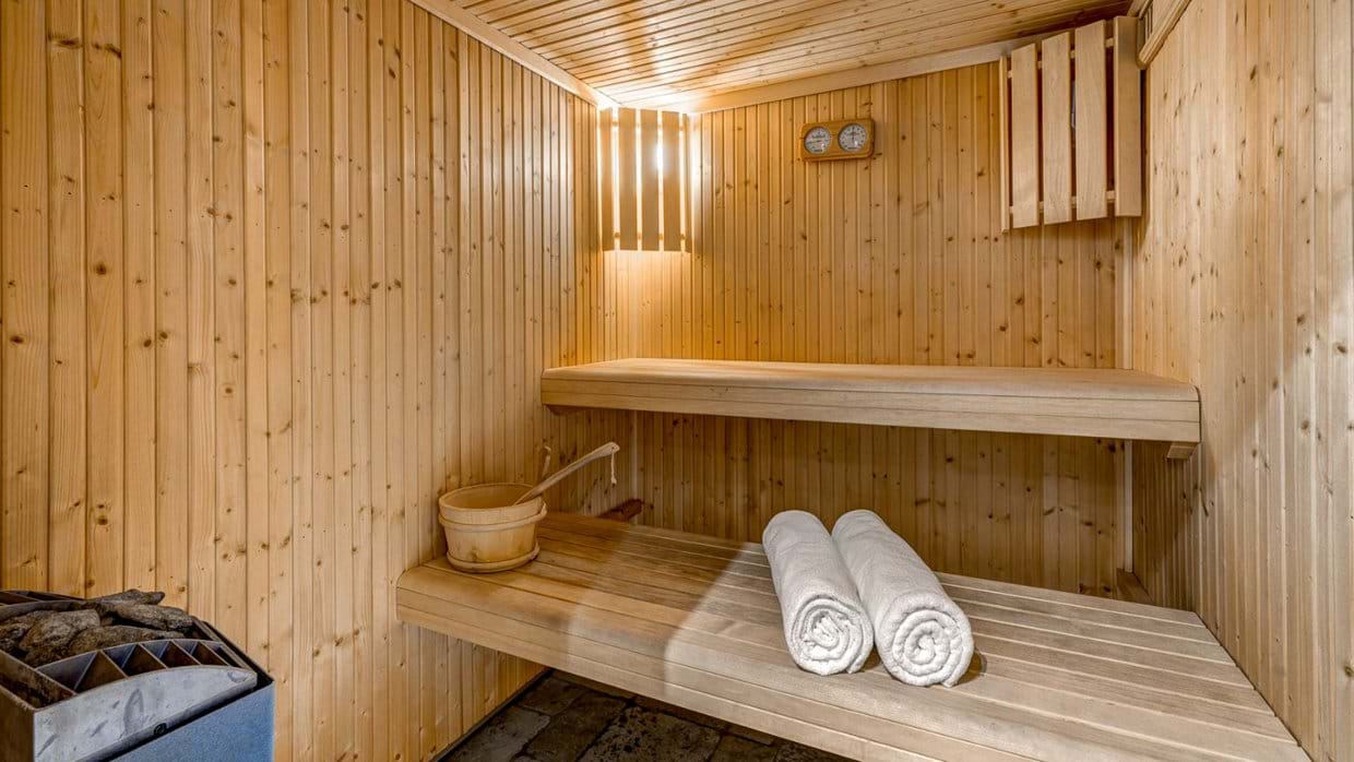 luxury-ski-chalet-meribel-chalet-amarena-oxford-ski-sauna (2).jpg