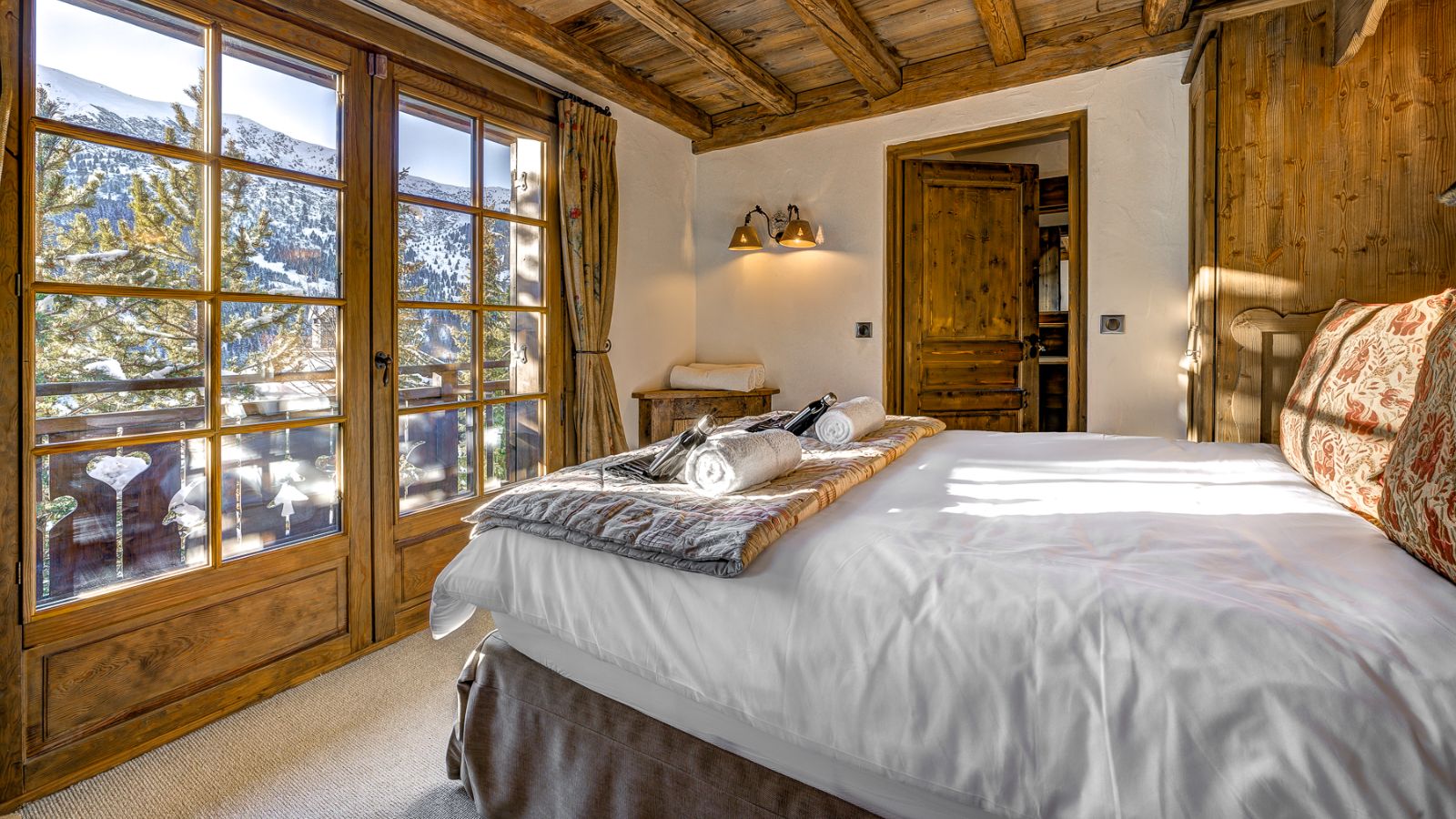 luxury-ski-chalet-meribel-chalet-amarena-oxford-ski-bedroom (2).jpg
