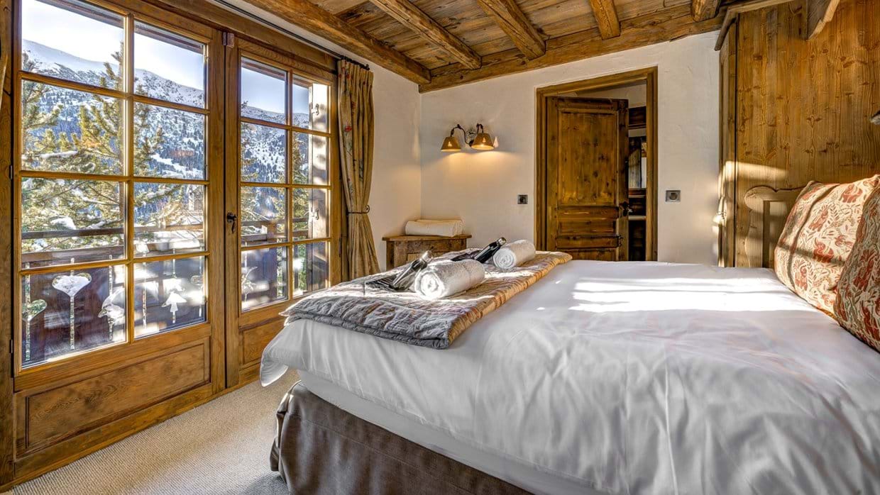 luxury-ski-chalet-meribel-chalet-amarena-oxford-ski-bedroom (2).jpg