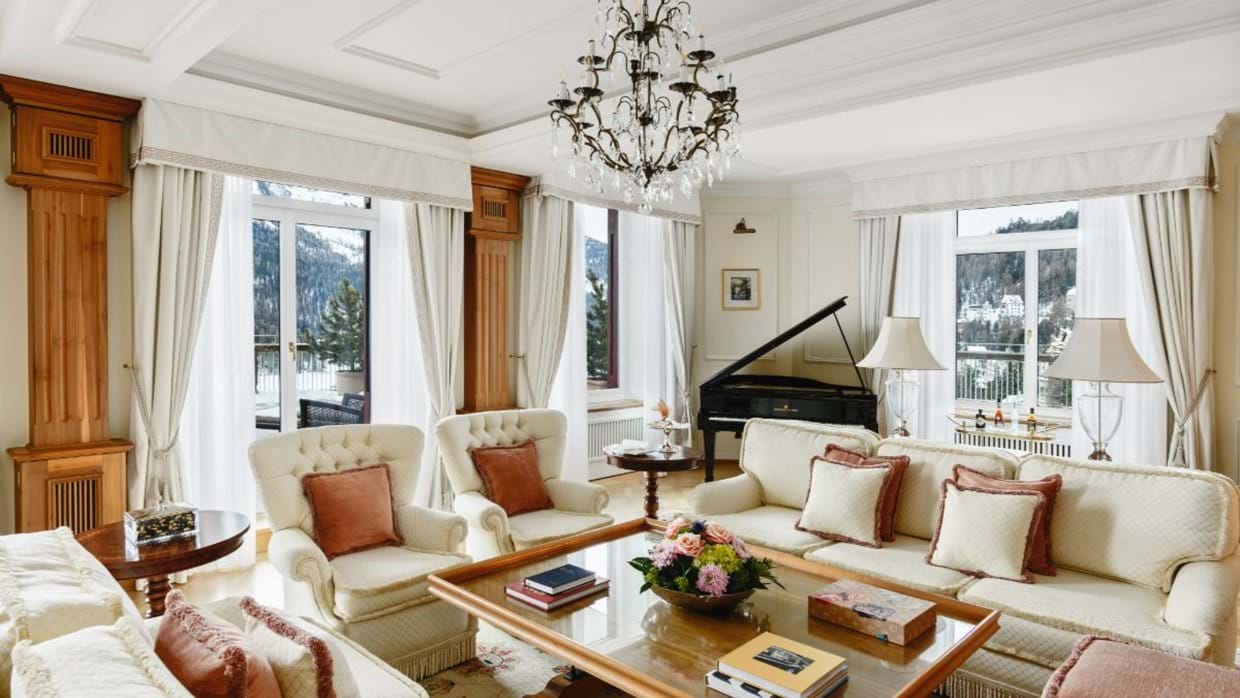 Luxury-ski-hotel-St-Moritz-Badrutt-Palace-Hotel-Oxford-Ski-Lounge-1.jpg