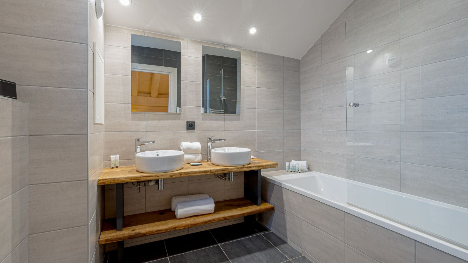 Luxury-Ski-Chalet-La Plagne-Chalet-Juliette-Oxford-Ski-Bathroom.jpg