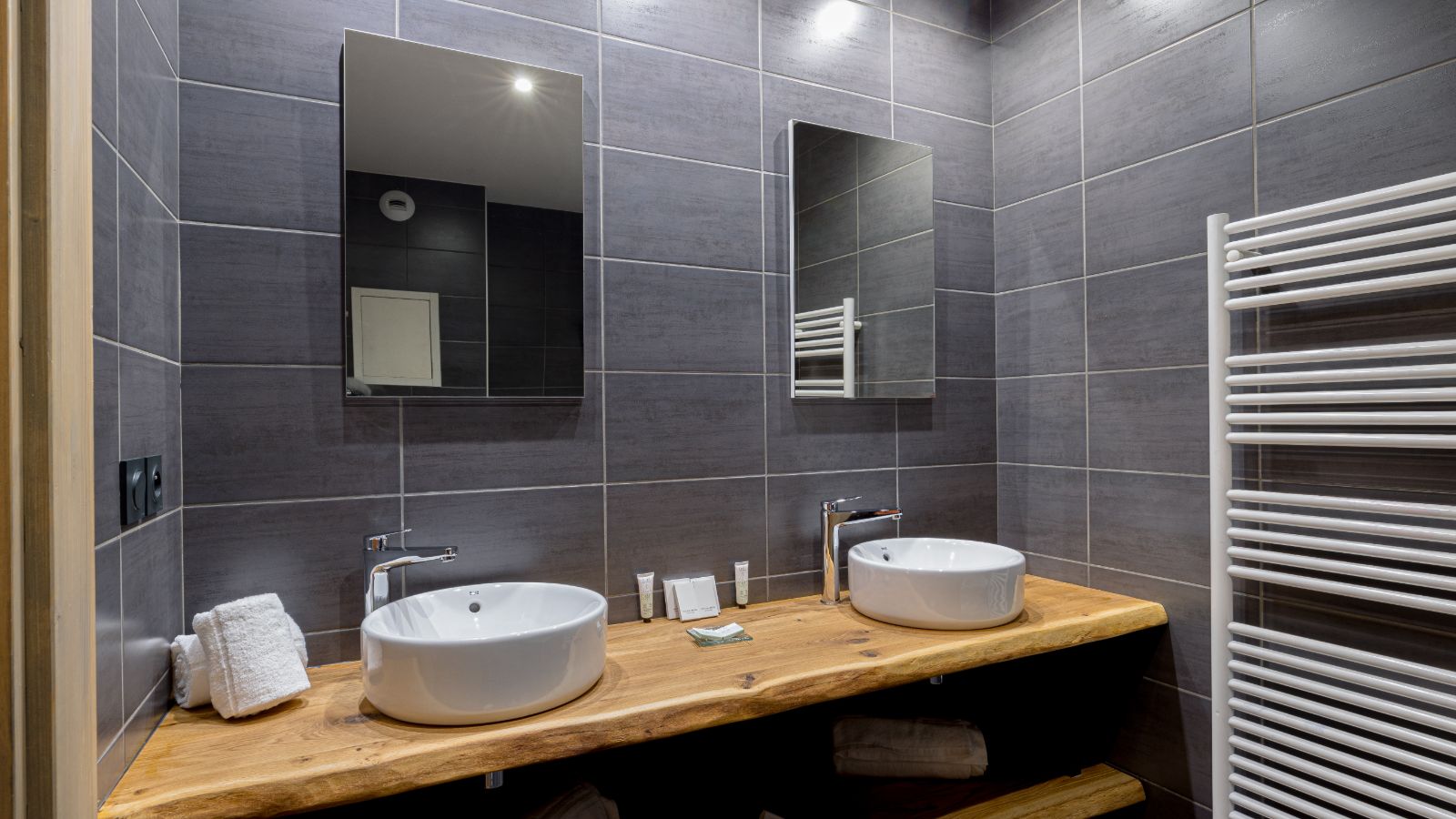 Luxury-Ski-Chalet-La Plagne-Chalet-Violette-Oxford-Ski-Bathroom.jpg