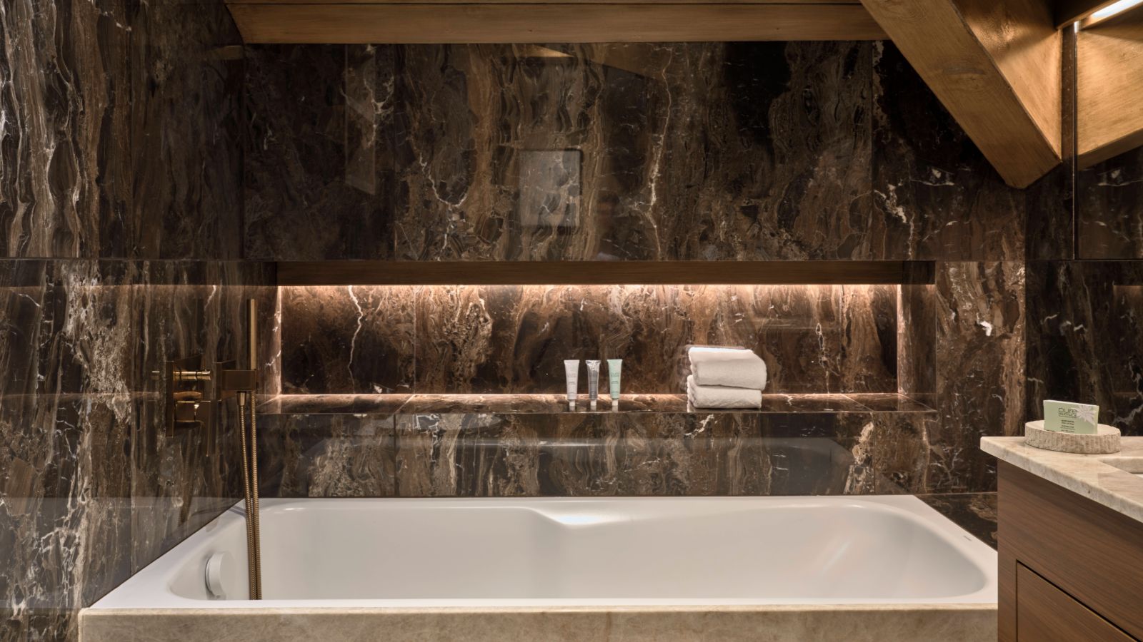 Luxury-Ski-Hotel-Le-Lodge-Park-Megeve-Oxford-Ski-Bathroom.jpg