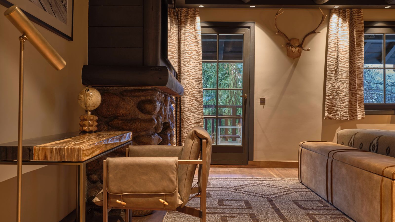 Luxury-Ski-Hotel-Le-Lodge-Park-Megeve-Oxford-Ski-Bedroom (10).jpg