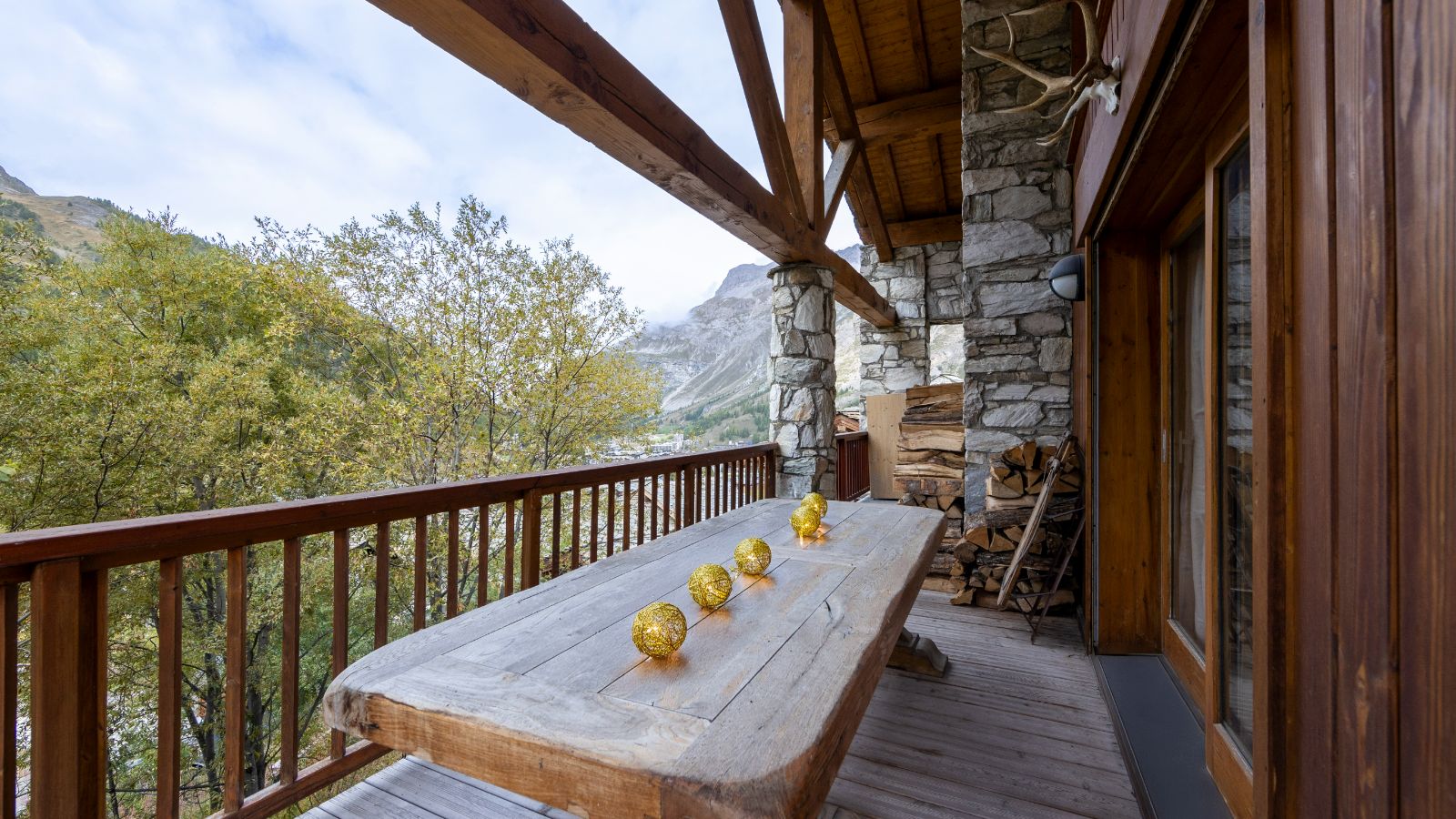 _DX32465 Balcony.jpg