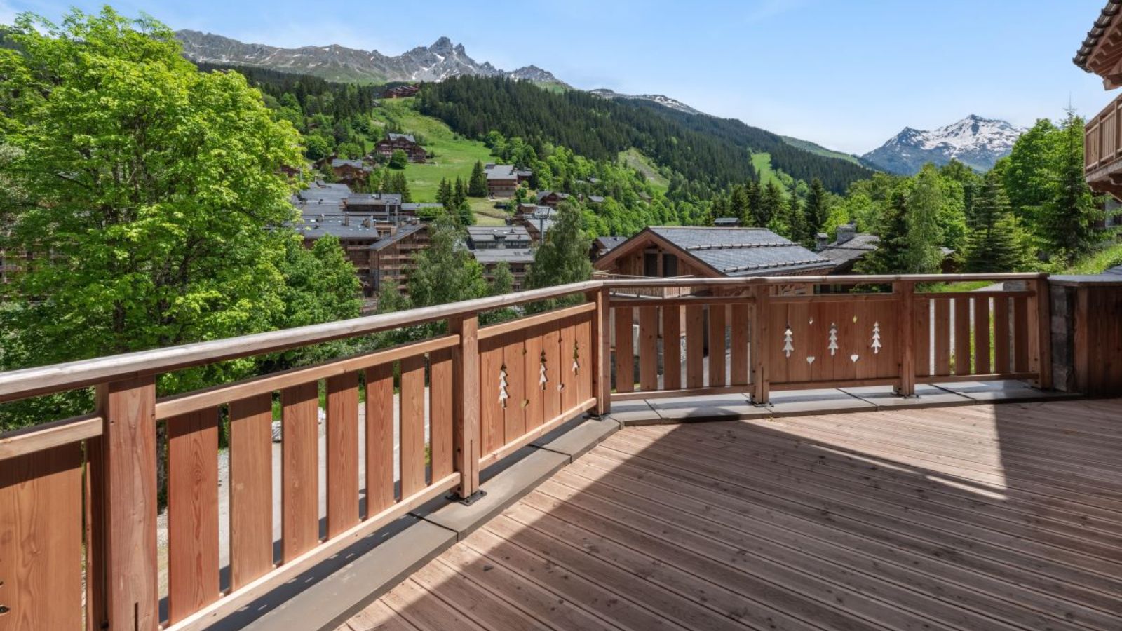 Luxury-Ski-Chalet-Meribel-Chalet-Pontus-Oxford-Ski-Balcony.jpg