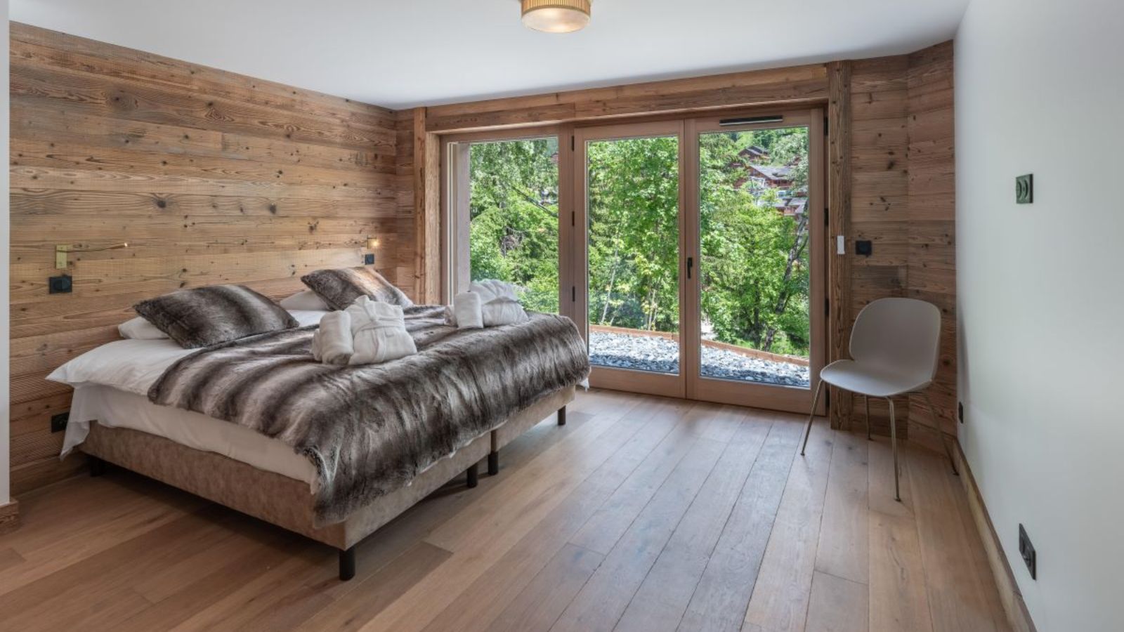 Luxury-Ski-Chalet-Meribel-Chalet-Pontus-Oxford-Ski-Bedroom (1).jpg