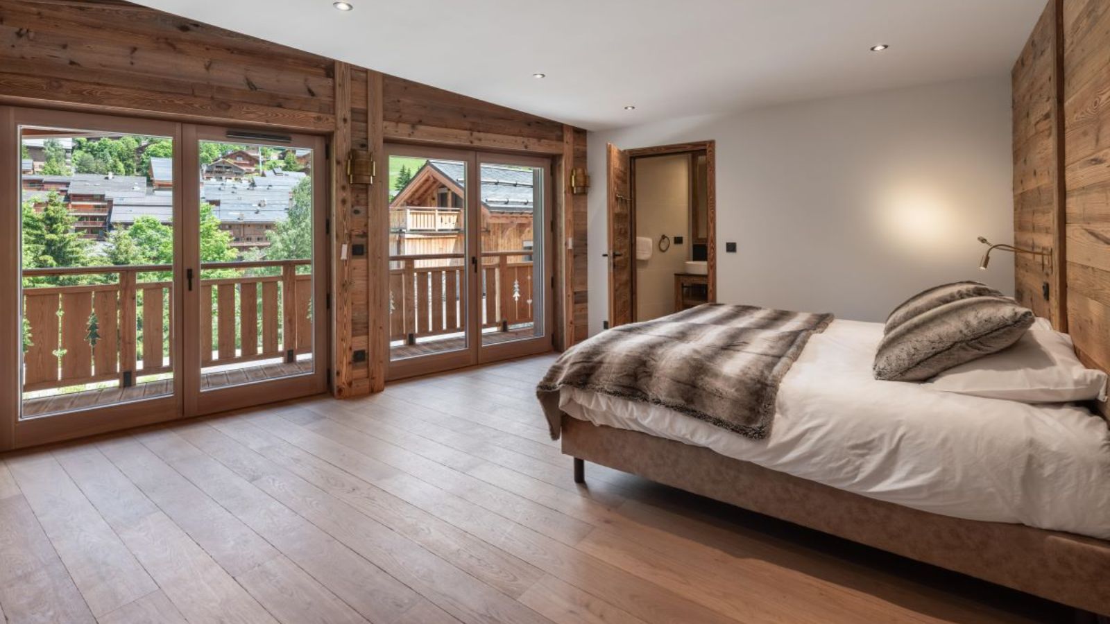 Luxury-Ski-Chalet-Meribel-Chalet-Pontus-Oxford-Ski-Bedroom (2).jpg