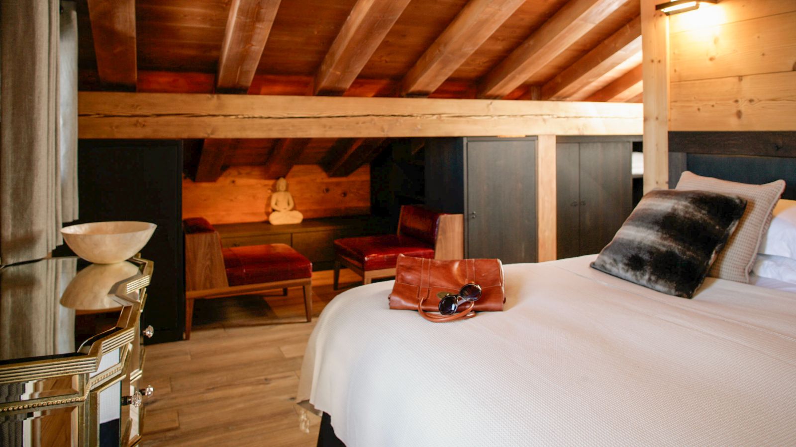 Luxury-Ski-Chalet-Veysonnaz-Hidden-Dragon-Oxford-Ski-Bedroom (8).jpg