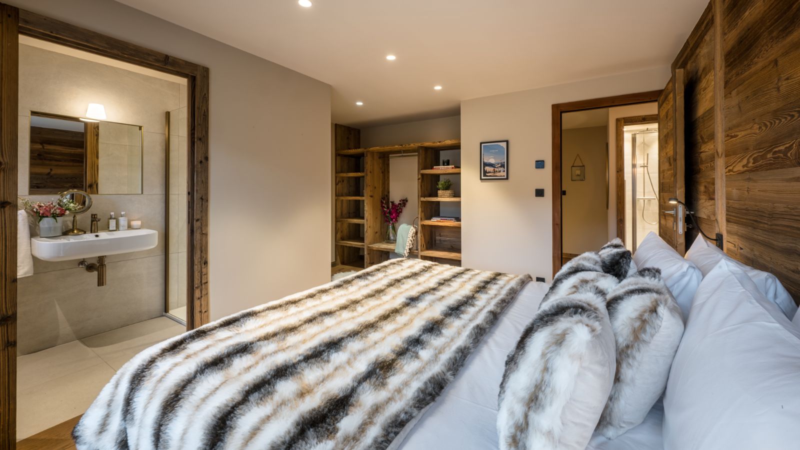 luxury-ski-chalets-morzine-zaza-oxford-ski-bedroom (1).jpg