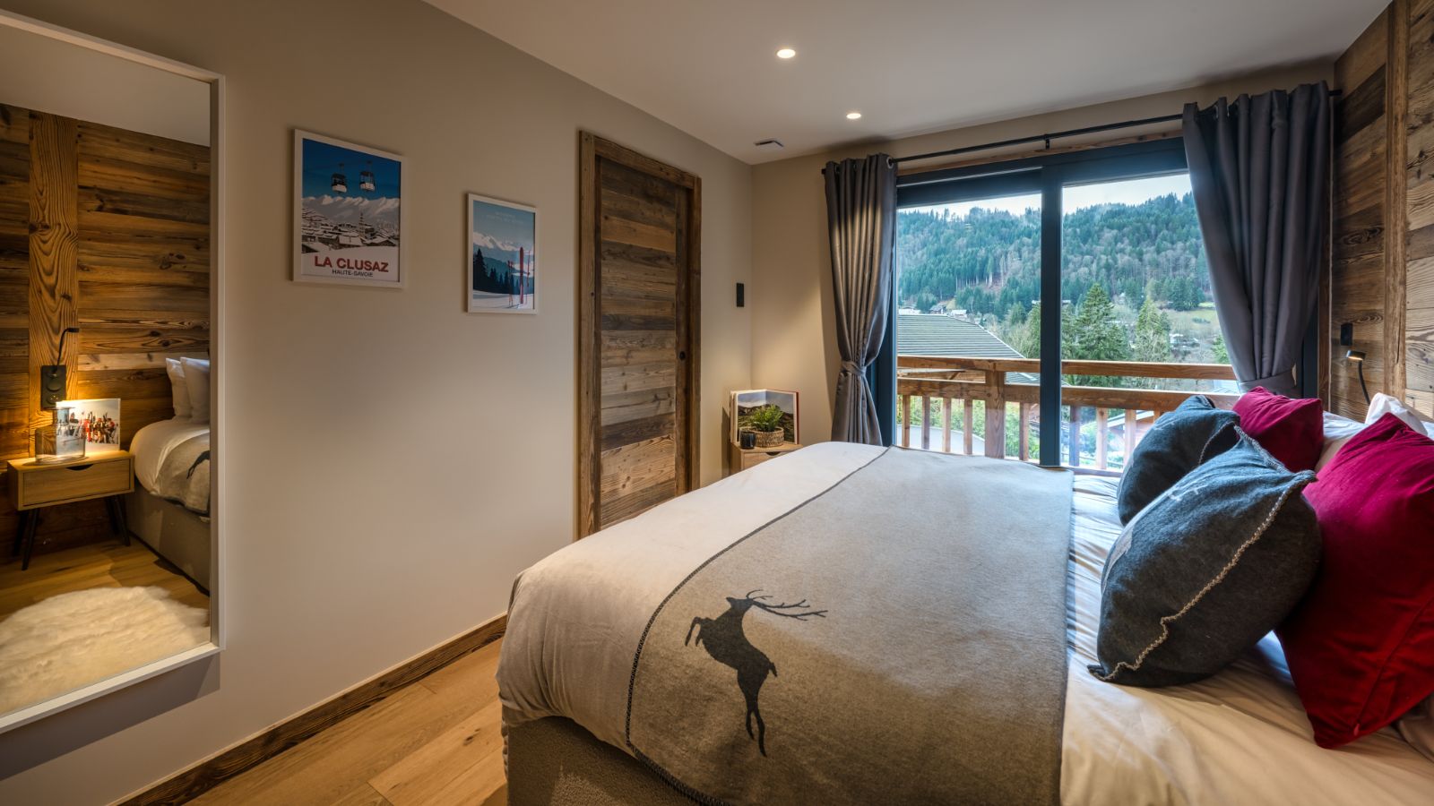 luxury-ski-chalets-morzine-zaza-oxford-ski-bedroom (2).jpg