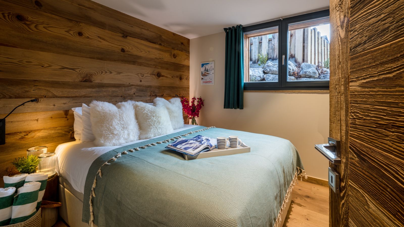 luxury-ski-chalets-morzine-zaza-oxford-ski-bedroom (3).jpg