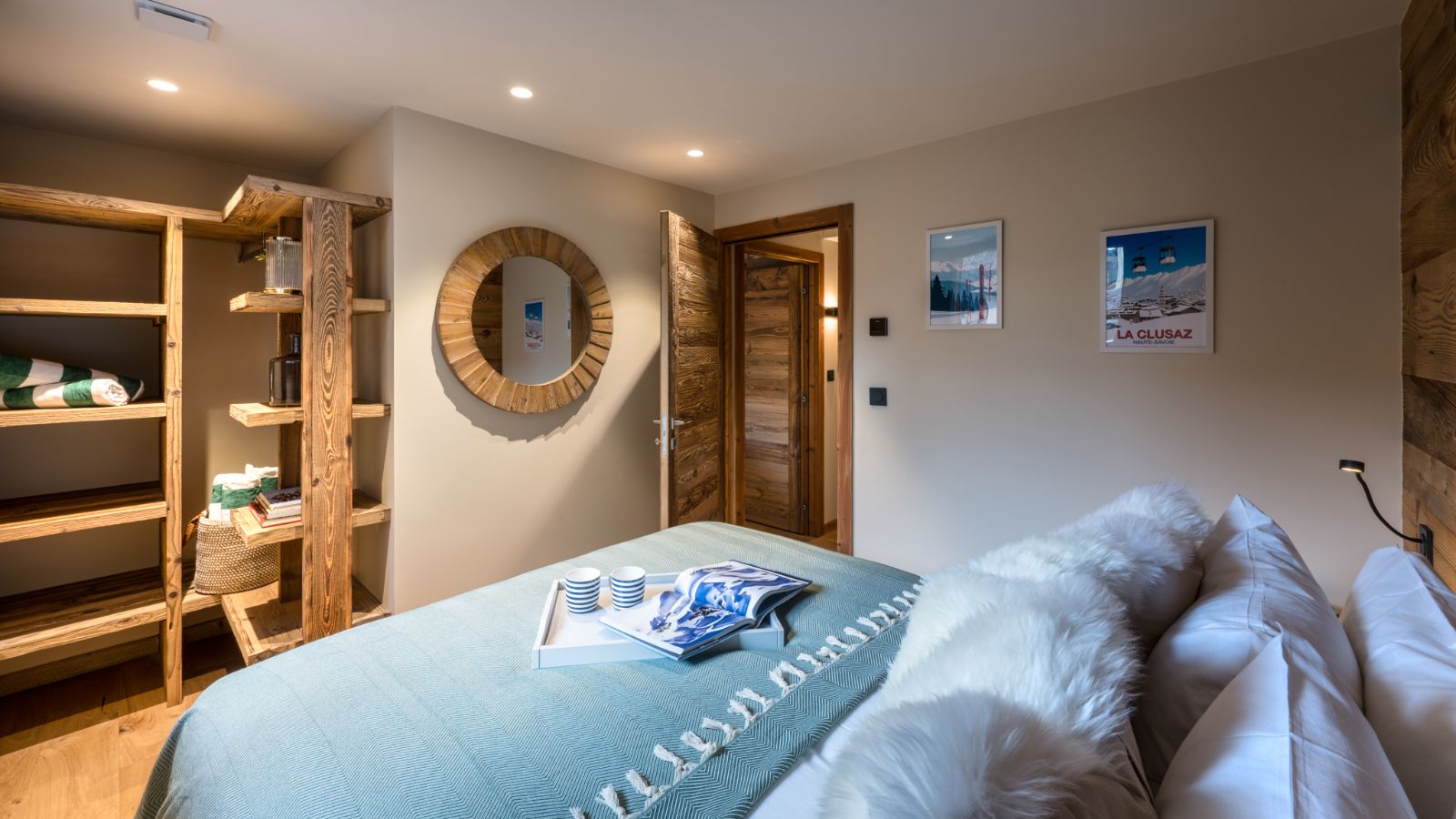 luxury-ski-chalets-morzine-zaza-oxford-ski-bedroom (4).jpg
