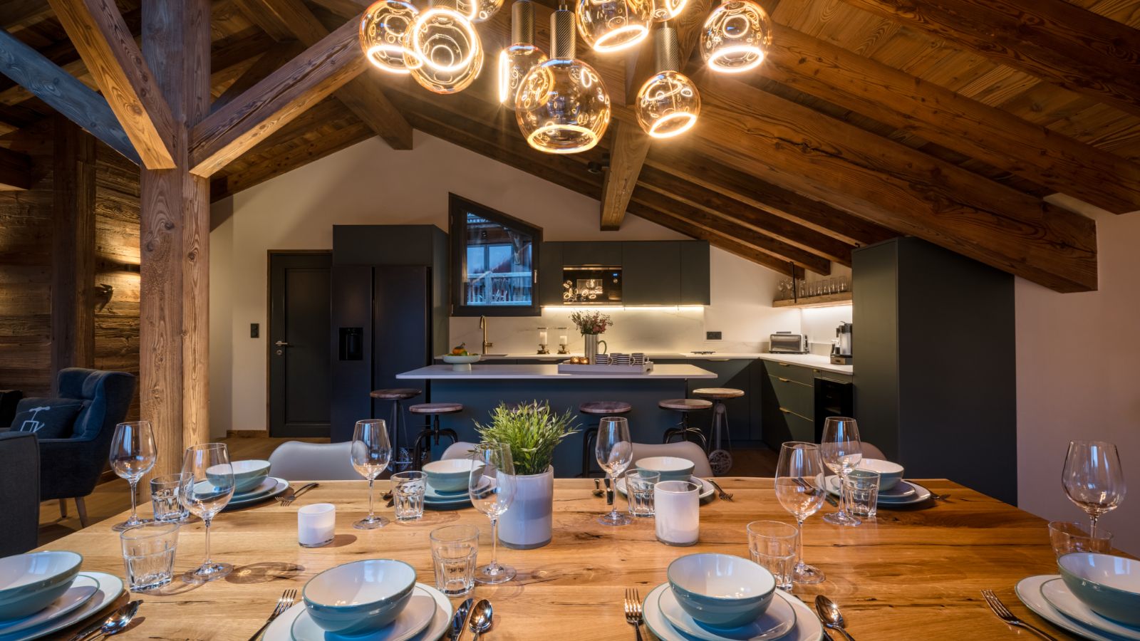 luxury-ski-chalets-morzine-zaza-oxford-ski-dining (1).jpg