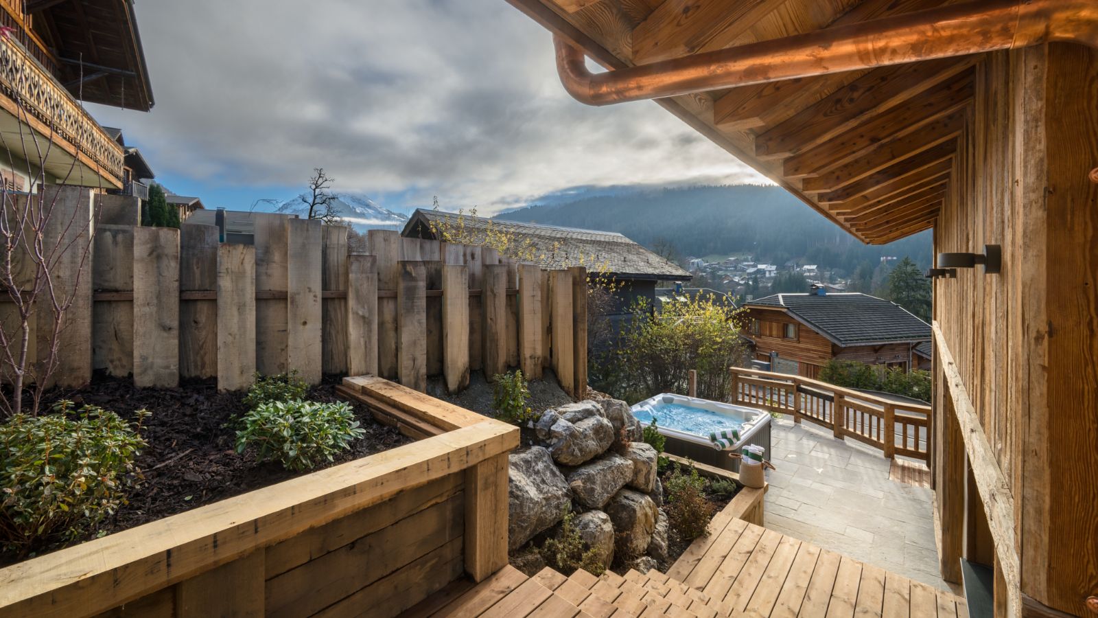 luxury-ski-chalets-morzine-zaza-oxford-ski-hot-tub (1).jpg