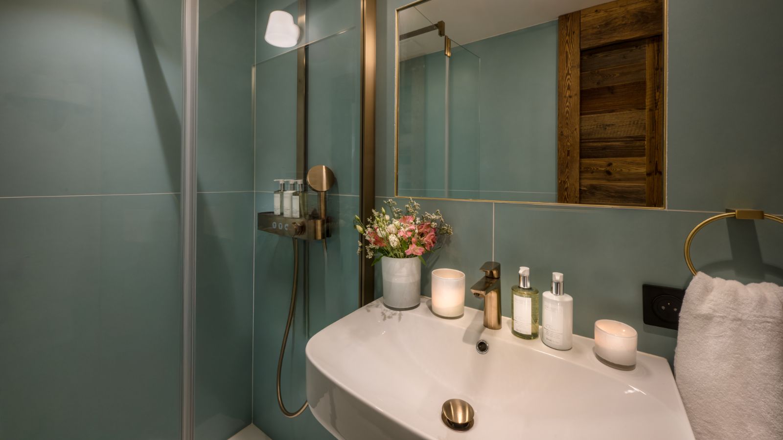 luxury-ski-chalets-morzine-zaza-oxford-ski-bathroom (3).jpg