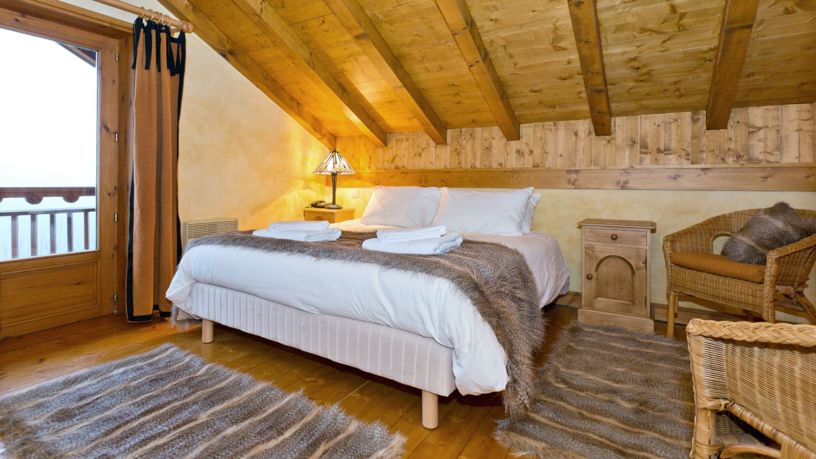 Luxury-Ski-Chalet-Meribel-Chalet-Iona-Oxford-Ski-Bedroom (16).jpg