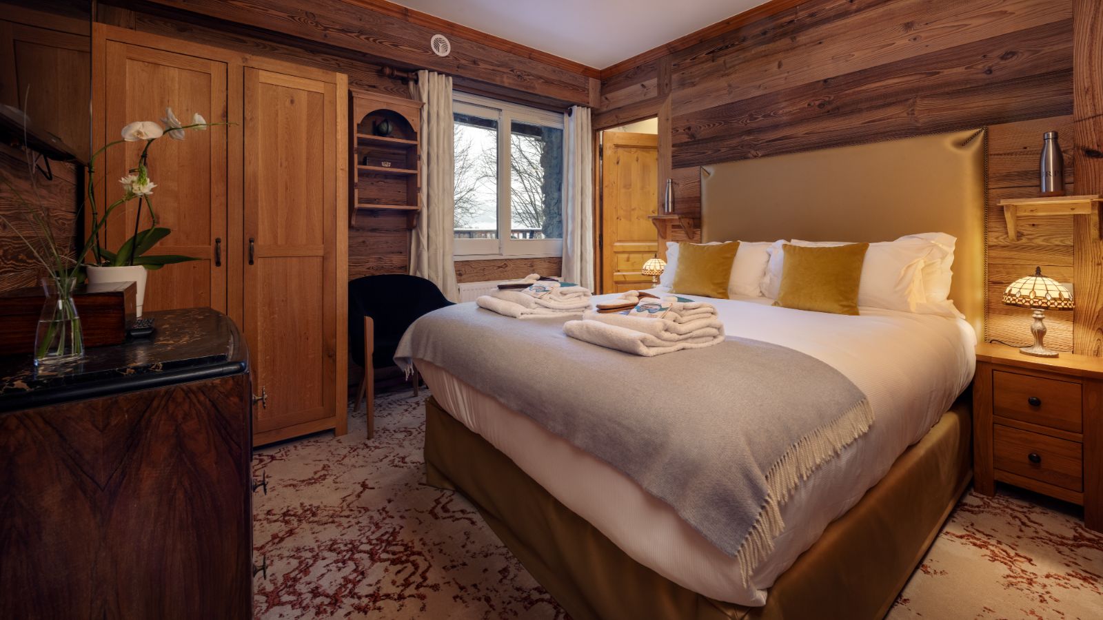 Luxury-Ski-Chalet-Meribel-Chalet-Iona-Oxford-Ski-Bedroom (24).jpg