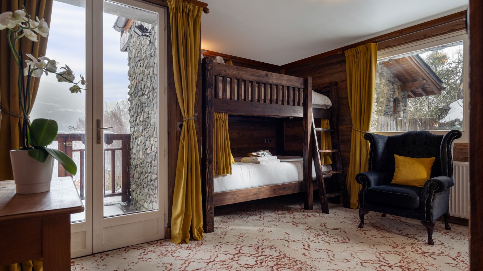 Luxury-Ski-Chalet-Meribel-Chalet-Iona-Oxford-Ski-Bunk-Bedroom (9).jpg
