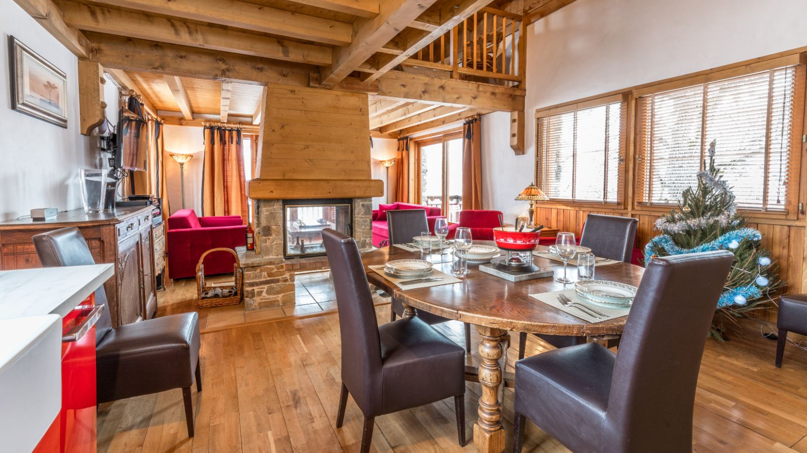 Luxury-Ski-Chalet-Meribel-Chalet-Iona-Oxford-Ski-Snug-Dining.jpg