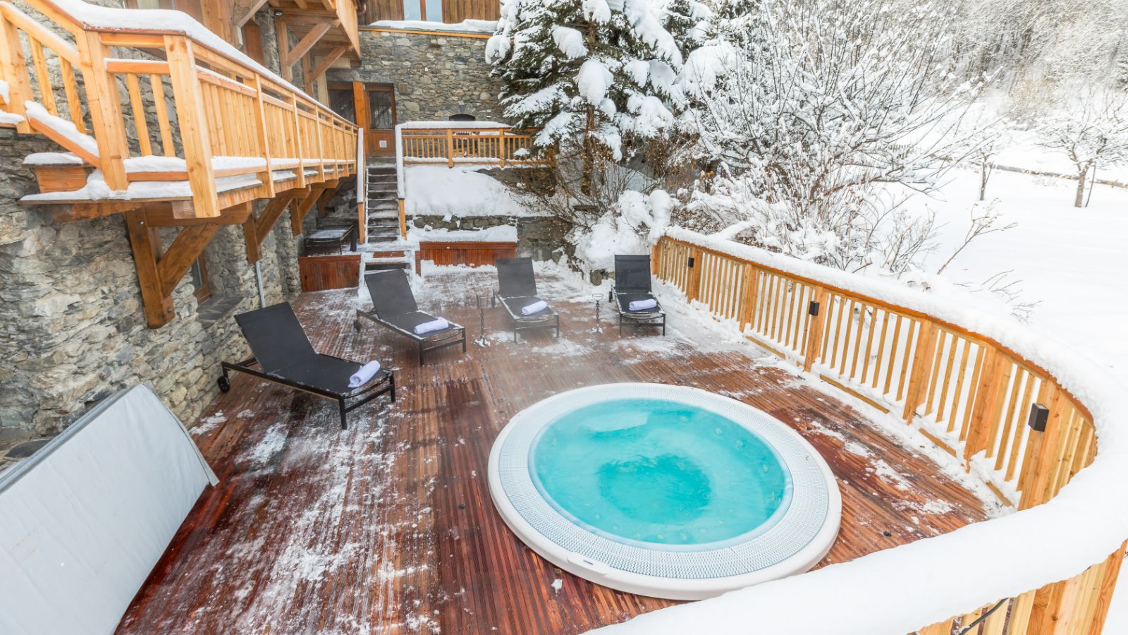 Luxury-Ski-Chalet-Meribel-Chalet-Iona-Oxford-Ski-Balcony.jpg