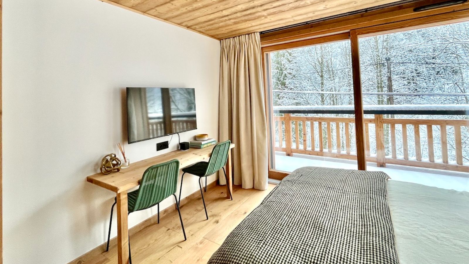 Luxury-Ski-Chalet-Morzine-Chalet-Asgard-Oxford-Ski-Bedroom (1).jpg