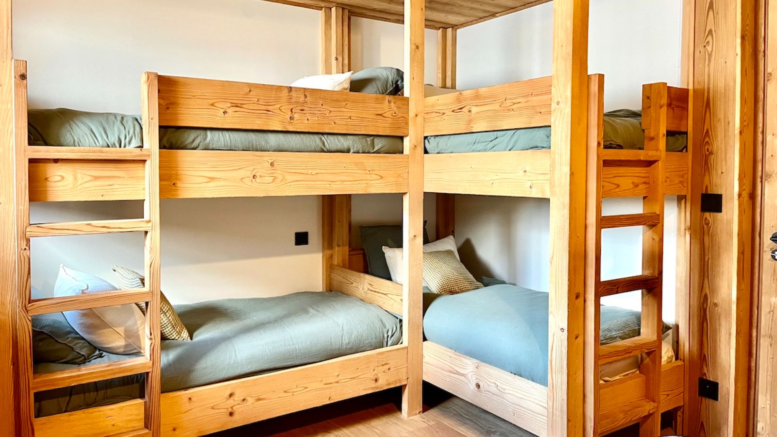 Luxury-Ski-Chalet-Morzine-Chalet-Asgard-Oxford-Ski-Bunk-Bedroom (2).jpg