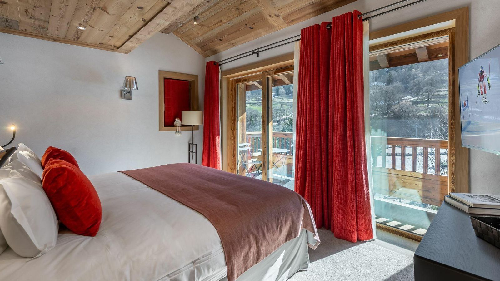 Luxury-Ski-Chalet-Meribel-Chalet-Les-Sorbiers-Oxford-Ski-Bedroom (12).jpg