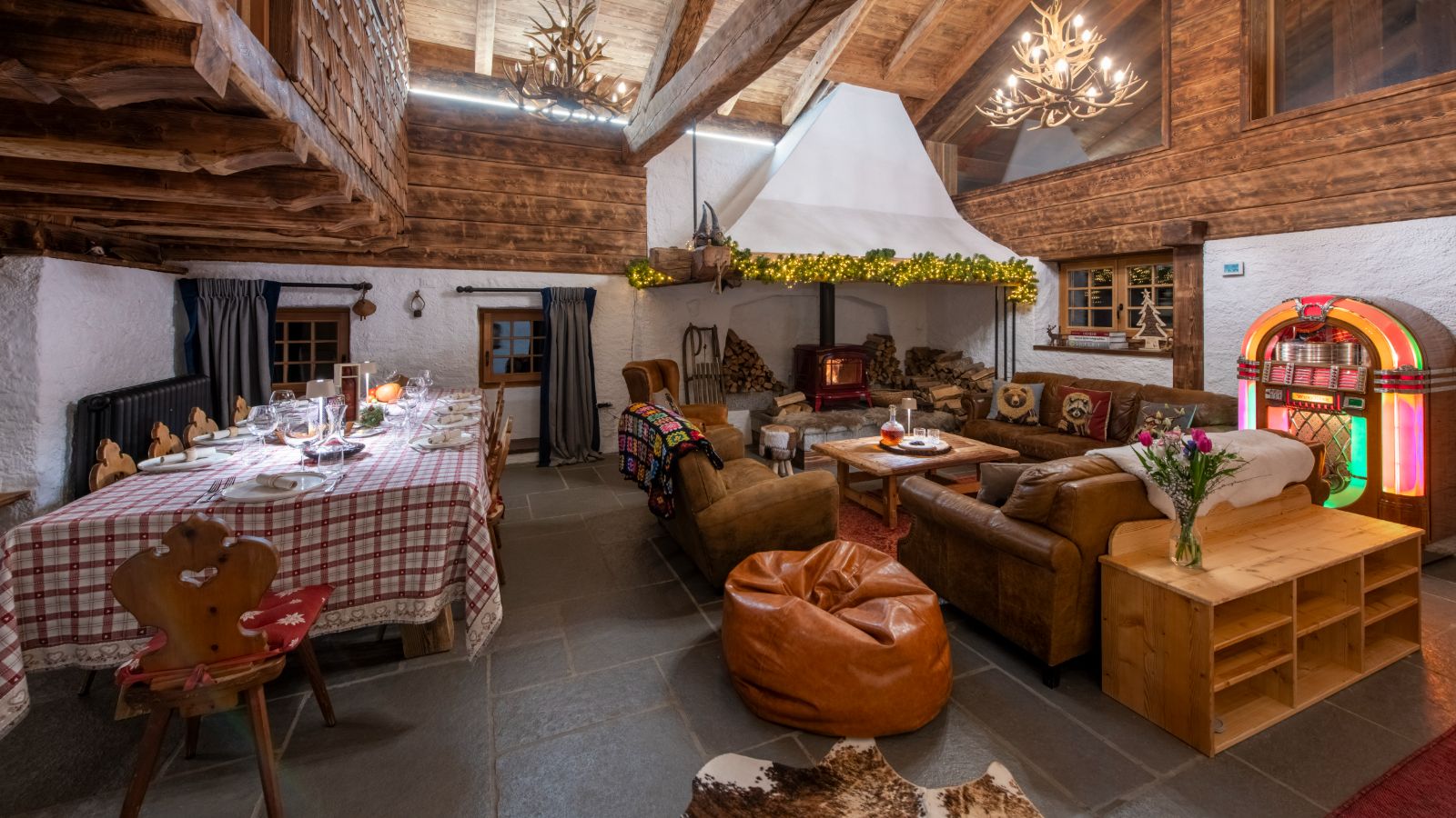 Chalet Doss- Lounge dining.jpg