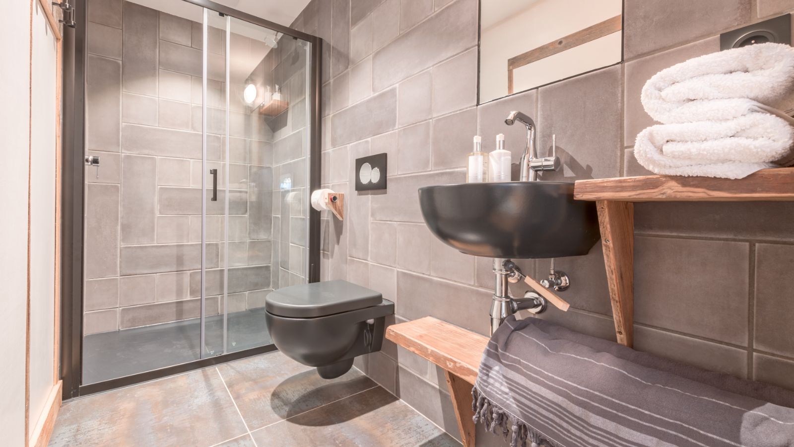 Luxury-Ski-Chalet-Morzine-Four-Twenty-L-ele-Oxford-Ski-Bathroom2.jpg